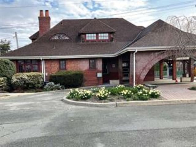 view of front facade with driveway