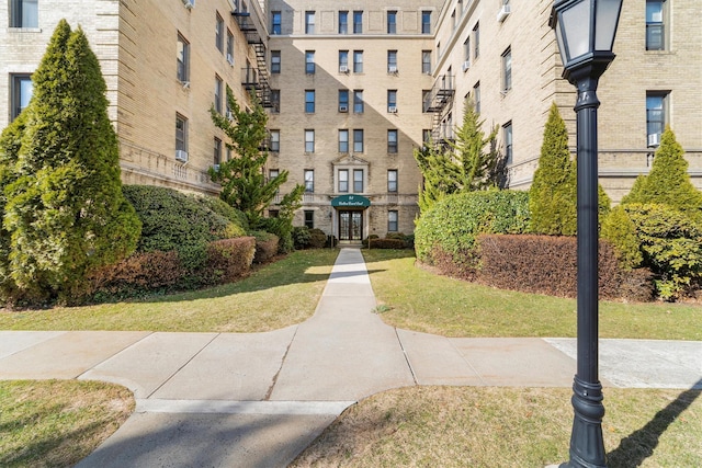 view of property's community featuring a yard