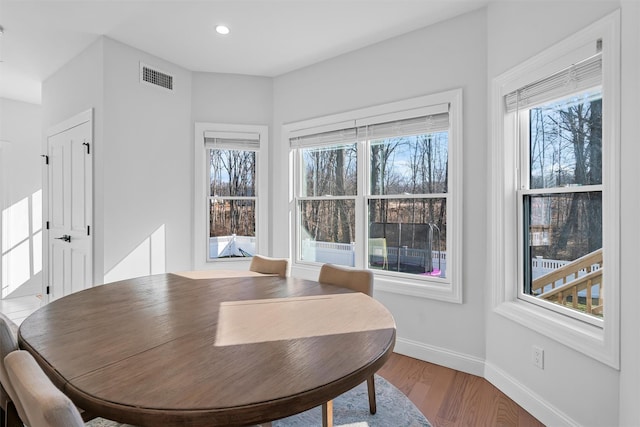 dining area with visible vents, recessed lighting, baseboards, and wood finished floors