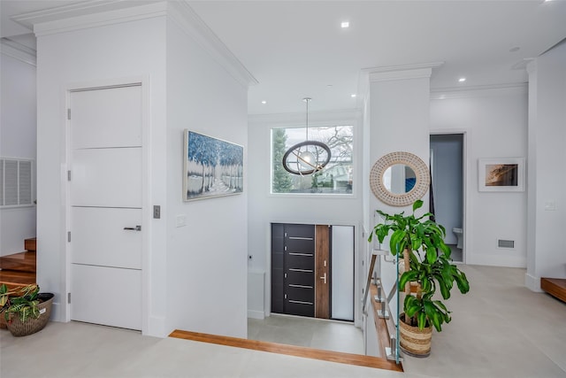 entryway featuring baseboards, recessed lighting, visible vents, and crown molding