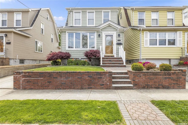 view of front facade featuring entry steps and a front yard