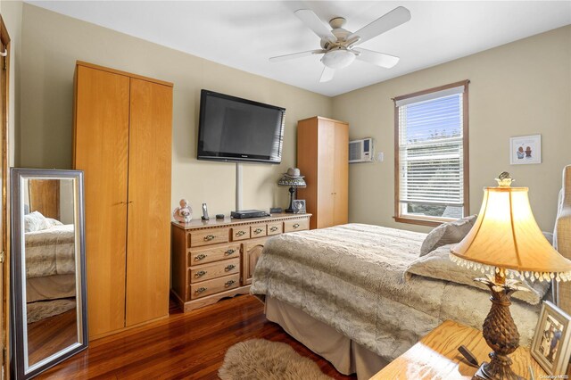 bedroom with dark wood-style flooring and a ceiling fan