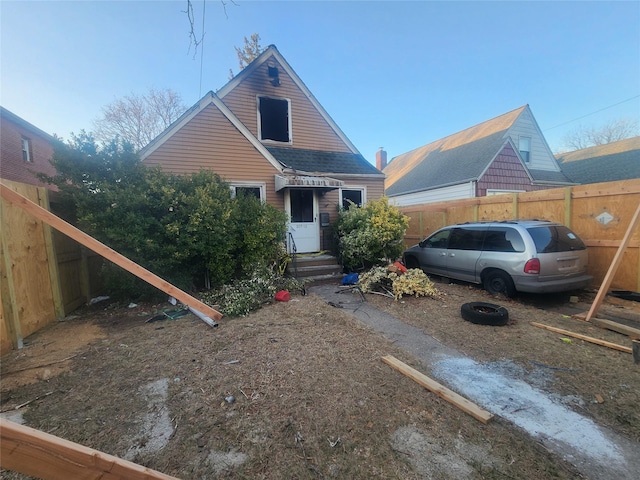 view of front of property with entry steps and fence