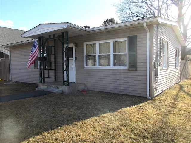 view of front of home featuring a front lawn