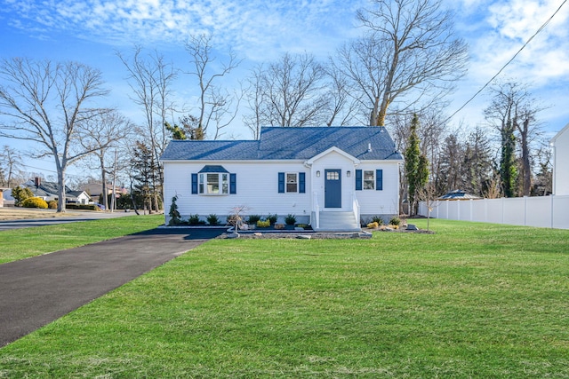 view of front of house featuring a front lawn and fence