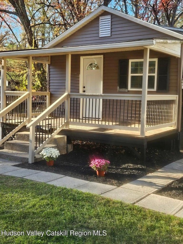 view of front of property featuring a porch