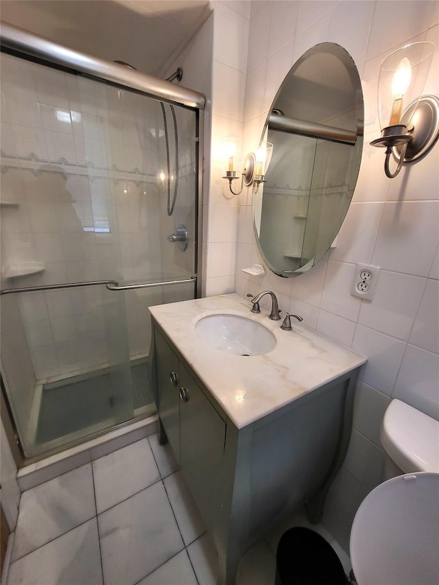 full bathroom featuring a stall shower, tile walls, toilet, vanity, and backsplash