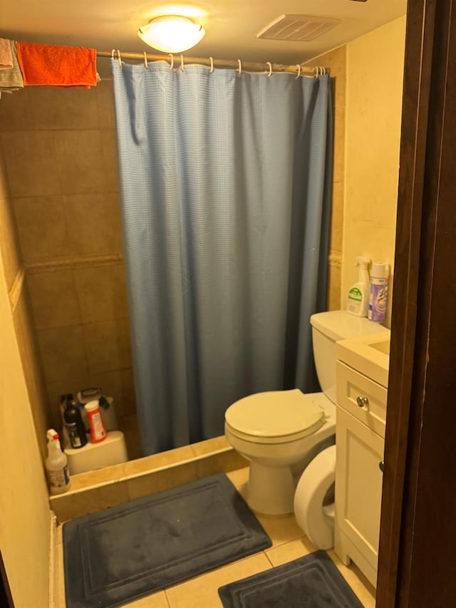 full bath featuring a shower with shower curtain, tile patterned floors, visible vents, and toilet