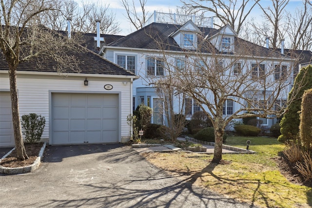 view of front of property featuring a garage and driveway