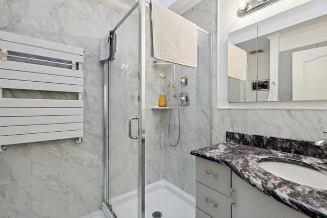 full bath with tasteful backsplash, a stall shower, and vanity