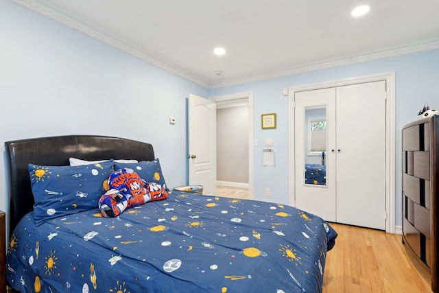 bedroom featuring a closet, recessed lighting, crown molding, and wood finished floors