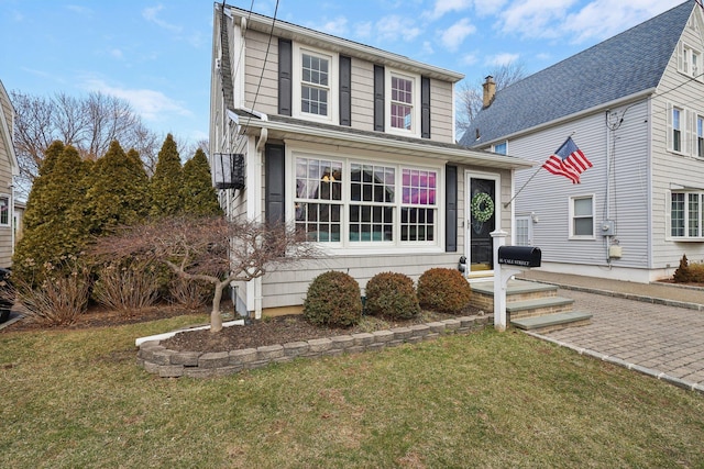 view of front of house featuring a front lawn