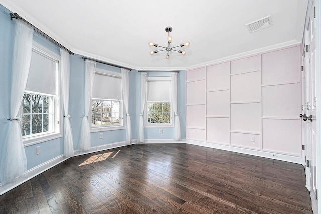 empty room featuring visible vents, ornamental molding, an inviting chandelier, baseboards, and dark wood-style flooring