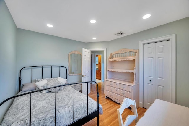 bedroom featuring a closet, visible vents, recessed lighting, and light wood-style floors