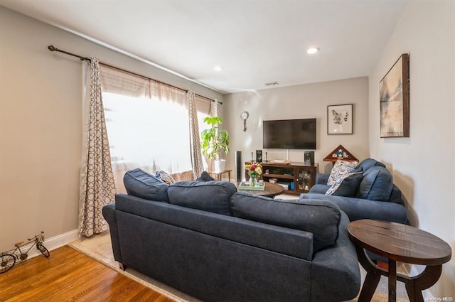 living room with visible vents, recessed lighting, wood finished floors, and baseboards