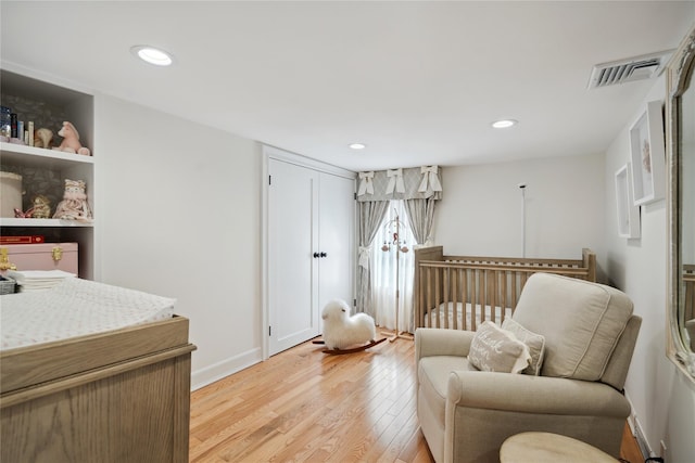 living area featuring recessed lighting, visible vents, baseboards, and light wood-style flooring