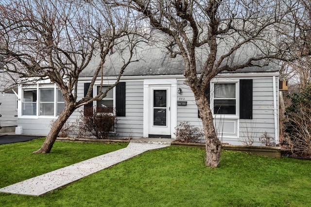 view of front of home featuring a front yard