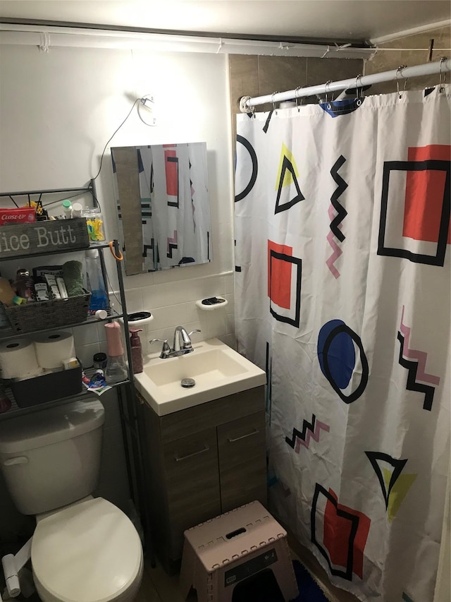 3327 Eastchester Rd, Bronx, NY 10469 - bathroom with a shower with shower curtain, toilet, backsplash, vanity, and tile walls