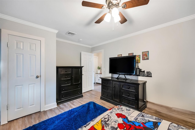 bedroom featuring visible vents, light wood-style floors, ceiling fan, and crown molding