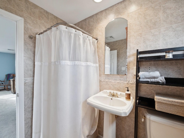 full bath featuring visible vents, tasteful backsplash, tile walls, and a shower with curtain