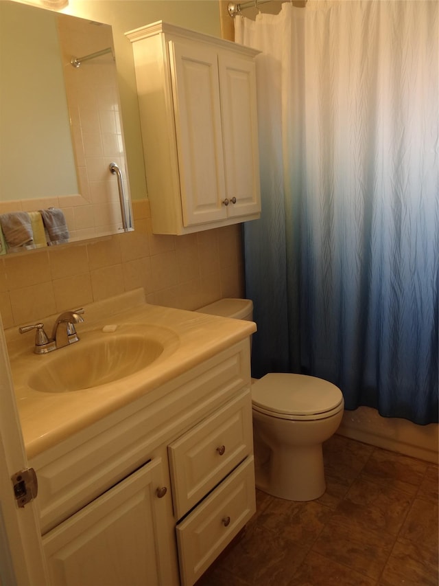 bathroom with vanity, toilet, a shower with curtain, and backsplash