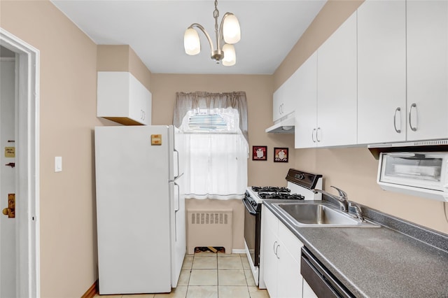 kitchen featuring under cabinet range hood, a sink, freestanding refrigerator, range with gas cooktop, and an inviting chandelier