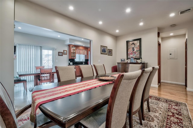 dining space featuring light wood-style flooring, recessed lighting, visible vents, and baseboards