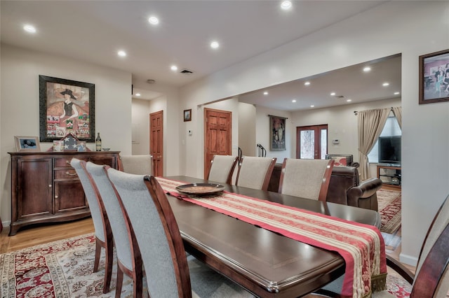 dining room with light wood finished floors, visible vents, and recessed lighting