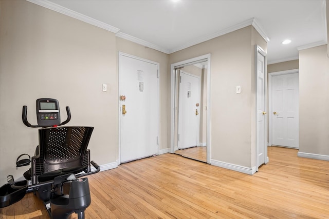 foyer with recessed lighting, baseboards, ornamental molding, and light wood finished floors