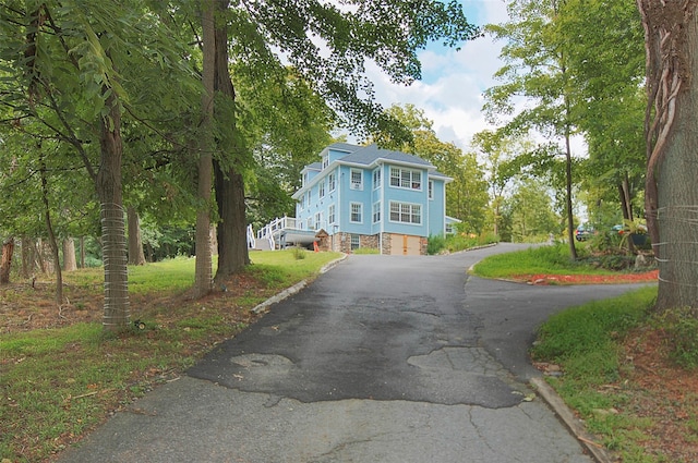 view of front of house featuring aphalt driveway