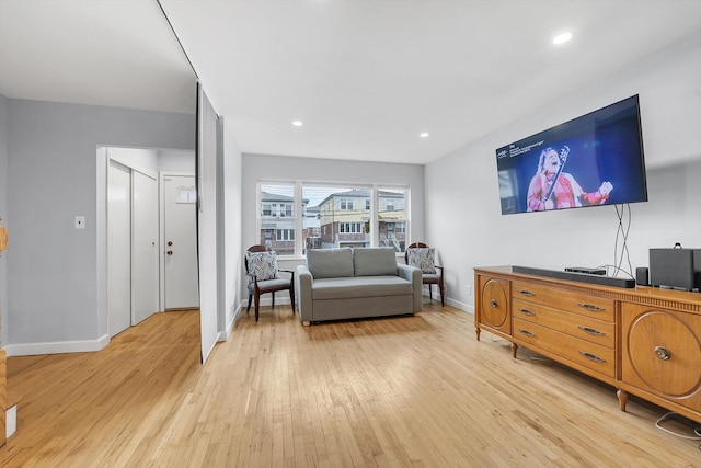 living area featuring light wood finished floors, recessed lighting, and baseboards