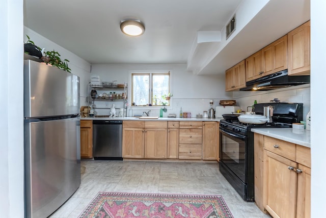 kitchen featuring visible vents, under cabinet range hood, tasteful backsplash, stainless steel appliances, and light countertops