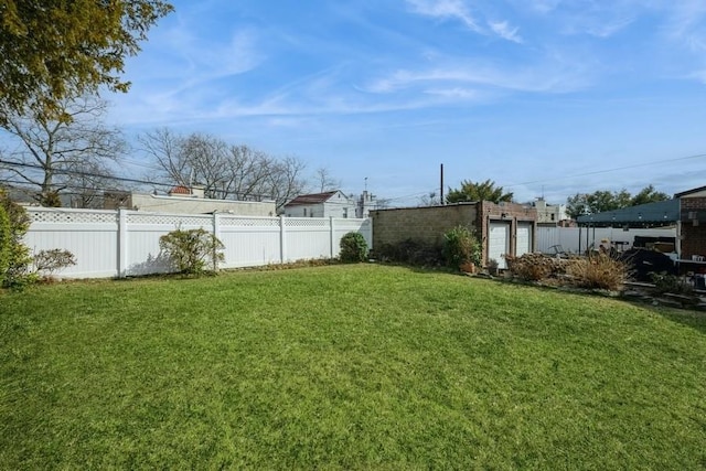 view of yard featuring an outbuilding and fence