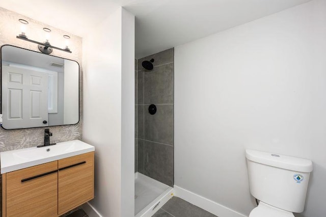 full bathroom with toilet, tasteful backsplash, tiled shower, baseboards, and vanity