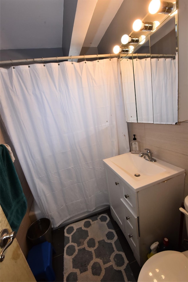 bathroom with vanity, curtained shower, and toilet