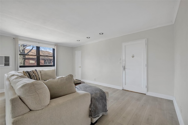 living area featuring crown molding, light wood-style flooring, recessed lighting, and baseboards