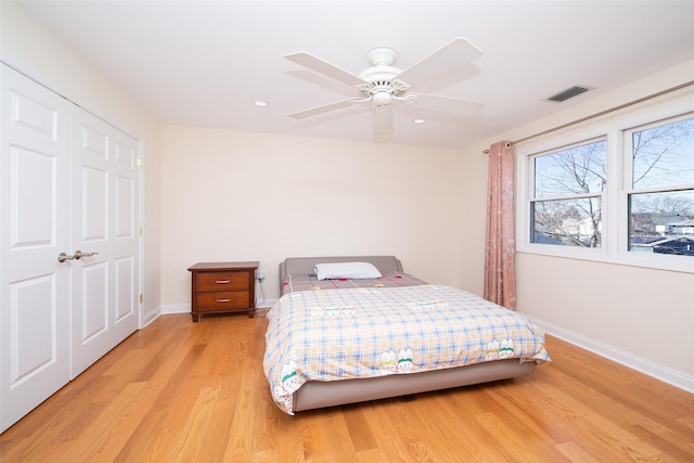 bedroom with a ceiling fan, baseboards, visible vents, light wood-style flooring, and recessed lighting