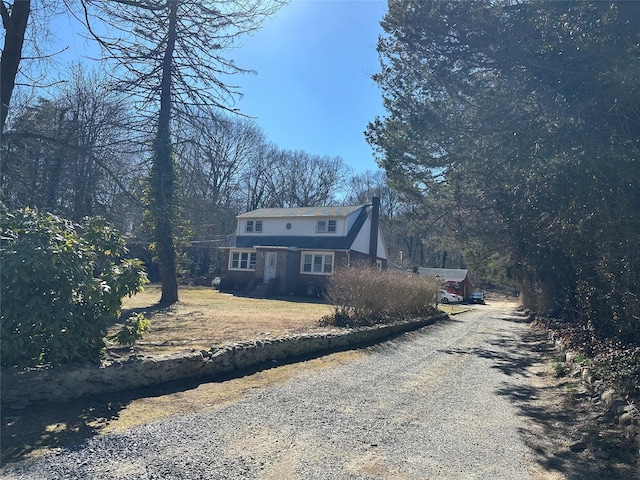 view of front of house featuring gravel driveway