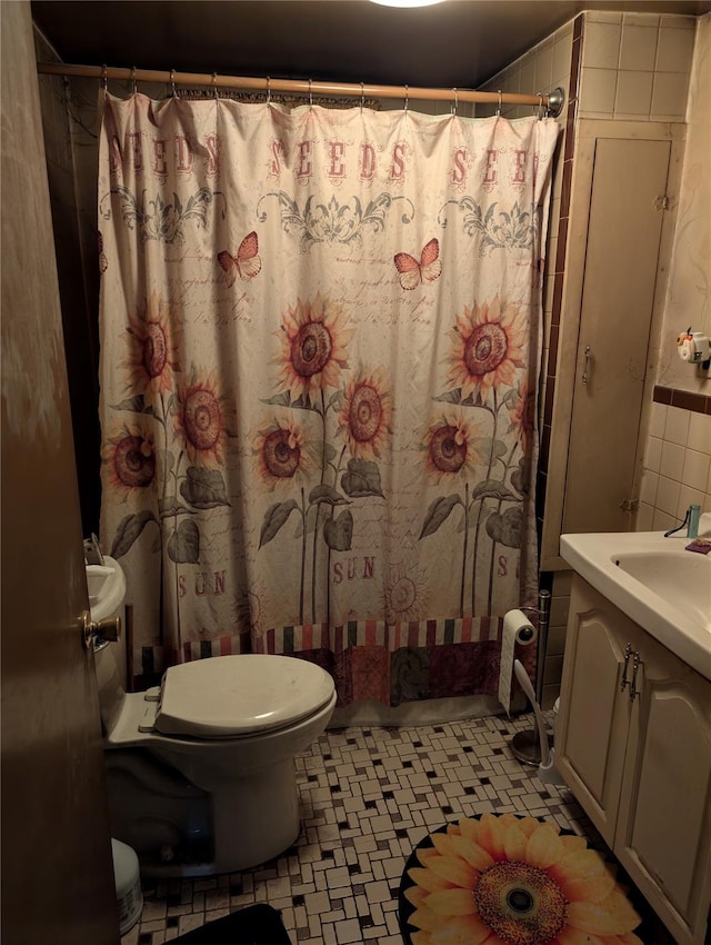 45 Clancy Ave, New Windsor, NY 12553 - bathroom featuring toilet, a shower with curtain, vanity, and tile patterned floors