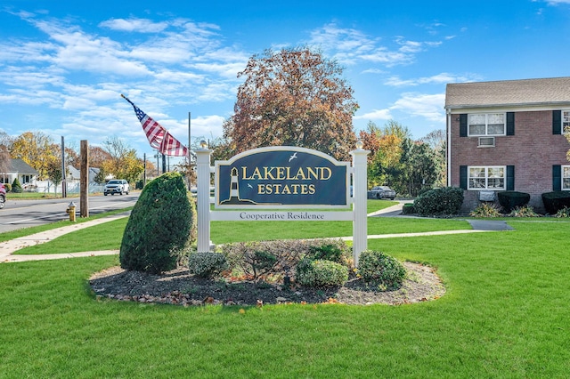 community / neighborhood sign featuring a yard