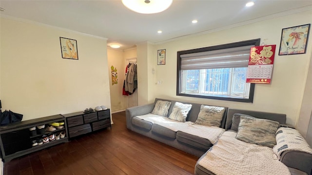 living area with recessed lighting, crown molding, and wood finished floors