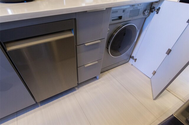 clothes washing area with washer / clothes dryer