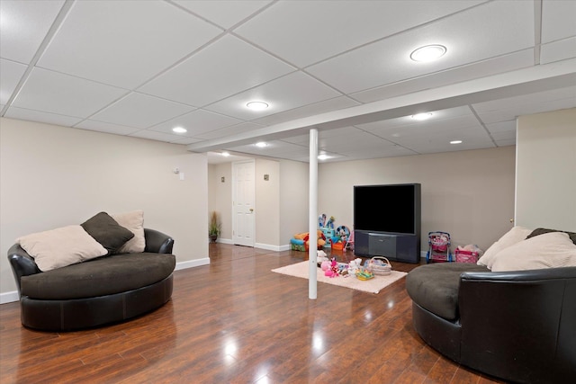 living area featuring recessed lighting, wood finished floors, baseboards, and a paneled ceiling