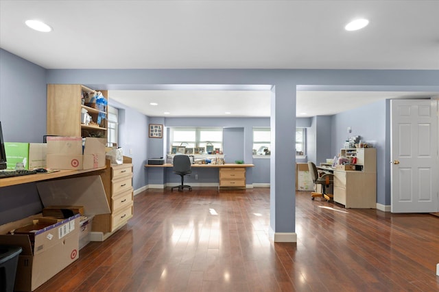 home office with recessed lighting, baseboards, built in desk, and dark wood-style flooring