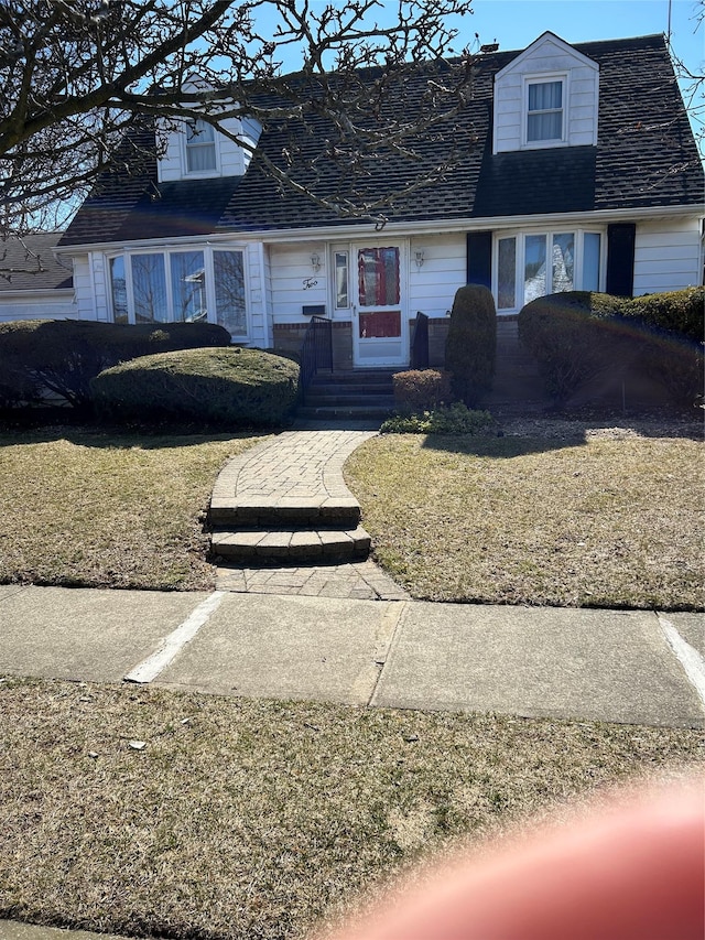 view of front of property featuring a shingled roof