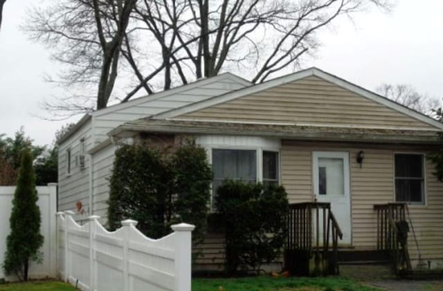 792 Glendale Rd, West Babylon, NY 11704 - bungalow featuring fence