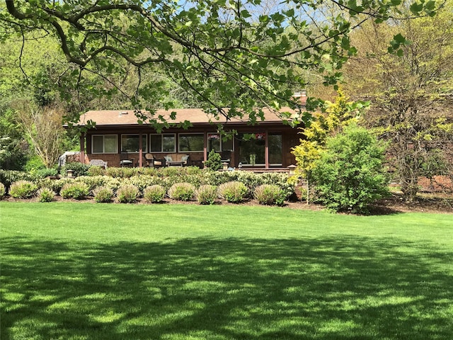 view of front of property featuring a front yard