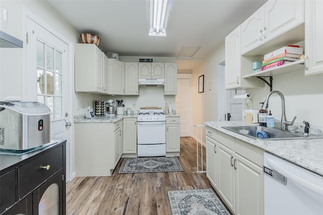 kitchen featuring under cabinet range hood, dark wood-style floors, white appliances, white cabinetry, and a sink