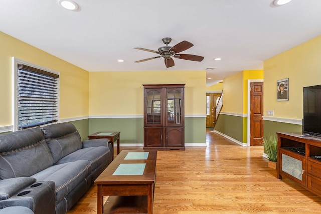 living area featuring light wood finished floors, recessed lighting, baseboards, and a ceiling fan