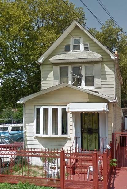 view of front of house with a fenced front yard